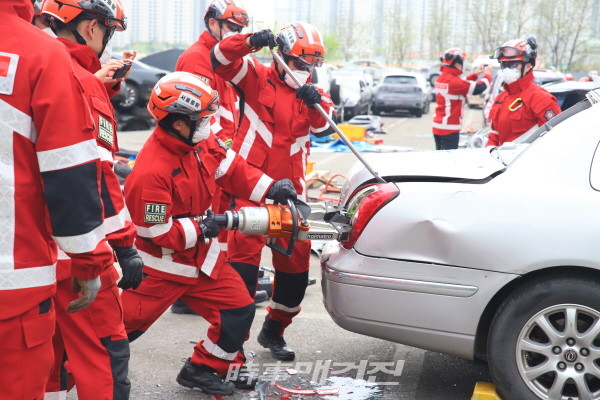 중랑소방서 구조 대원들이 지난 22일 오후 일산 식사동 소재 인선모터스 폐차장에서 폐차를 활용해 교통사고 대비 특별구조훈련을 실시하고 있다.(사진_중랑소방서)