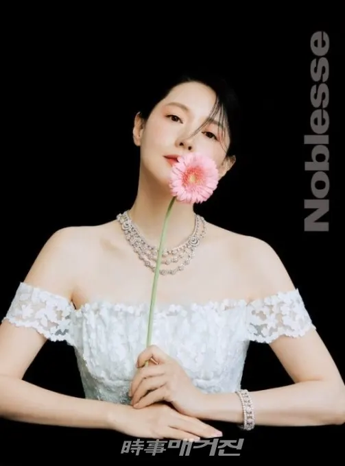 배우 이영애가 한 폭의 예술 작품 같은 비주얼로 시선을 사로잡았다.(사진_노블레스)