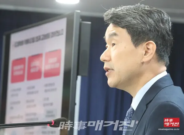 이주호 사회부총리 겸 교육부 장관이 26일 서울 종로구 정부서울청사에서 사교육비 경감 대책 발표를 하고 있다.(사진_뉴시스)