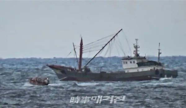 목포해양경찰서는 “전남 신안군 가거도 해상에서 불법 조업을 하던 중국어선 1척이 목포해경에 나포됐다”고 4일 밝혔다.(사진_목포해양경찰서_