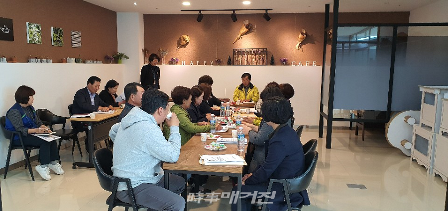 여성,복지,마트 분과 위원들이 회의를 하는 모습. 농협 발전을 위한 여러 가지 건의 사항을 지적했다.(사진 고기봉 기자)