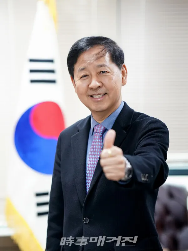 구윤철 서울대 경제학부 특임교수는 명실공히 경제재무통이라 불린다. 33년 공직생활 동안 국가 전체의 정책과 예산을 다루는 일로 잔뼈가 굵었다. (사진_윤정기 작가)