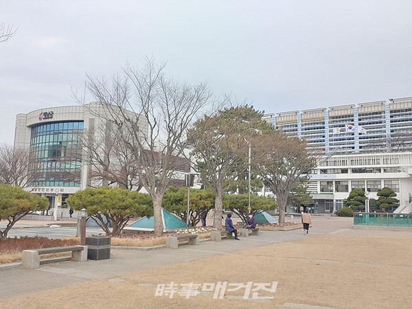 해남군은 “코로나 확산 방지를 위해 잠정 중단되었던 야간 민원실 운영을 3월 4일부터 재개했다”고 밝혔다.사진은 해남군 청사 전경이다.(사진_송상교기자)
