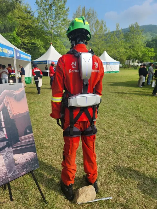 산불진화용 웨어러블 로봇(사진_산림청)