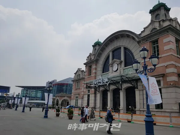 문화역서울 284의 자체 기획 프로그램은 무료로 이루어지며 외부 대관 행사의 경우 유료 행사로 진행된다. 여타 박물관과 같이 매주 월요일 휴관하며, 오전 10시에서 오후 7시까지 개방된다.