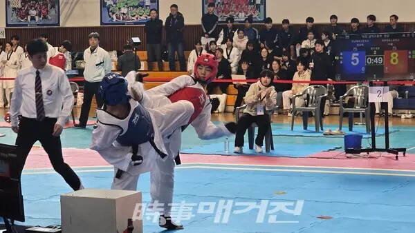 청 전남체육고등학교 장윤혁 홍 경북체육고등학교 이율 주심 대한태권도협회 박광호 상임심판 (사진_이성만 기자)