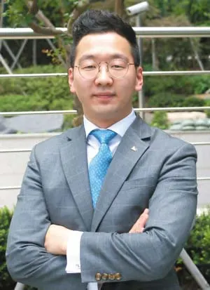 ▲ 해병대 부사관으로 임관해 직업군인을 꿈꾸던 류주현 FC는 누구보다 군인의 입장을 잘 헤아리지만 항상 고객의 입장에서 한 번 더 생각해보고 ‘진정으로 고객에게 도움이 되는 것이 무엇일까’ 함께 고민해 그것을 토대로 건강한 솔루션을 제공한다.