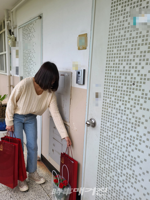 자원봉사 홍보대사로 활동하는 유튜버 쯔양이 독거어르신께 비대면으로 선물을 전달하고 있다 / 사진제공 한국중앙자원봉사센터