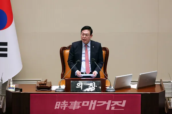 정우택 국회부의장이 서울 여의도 국회에서 열린 본회의에서 회의를 진행하고 있다.(사진_시사매거진)