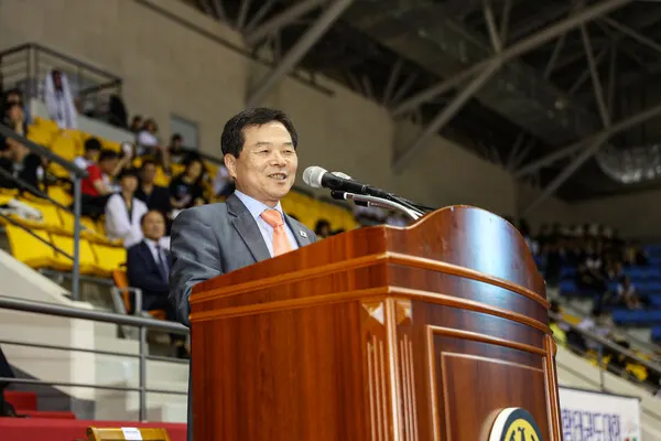 제33회 국방부장관기 전국단체대항태권도대회 개막식에서 대한태권도협회 양진방 회장이 대회사를 하고 있다. (사진-경북태권도협회)