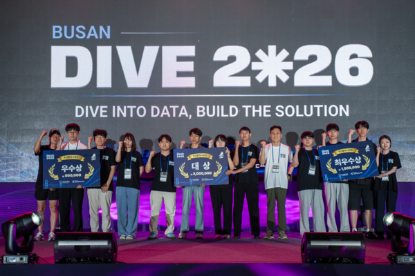 'DIVE 2026' 시상식에서 대상·최우수상·우수상 수상팀과 관계자들이 수상 후 기념촬영을 하고 있다.(사진_부산테크노파크)