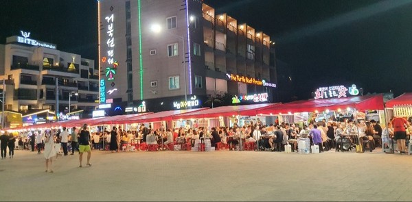 ▲지난달 22일 사회적 거리두기와 거리가 먼 여수밤바다 낭만포차.