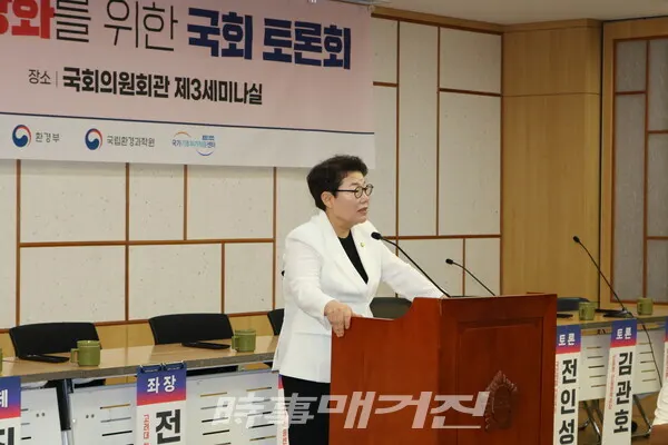 임이자 국회의원이 '기후위기 적응 법적기반 강화를 위한 국회 토론회' 현장에서 축사를 하고 있다.(사진_ 한영두 기자)