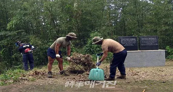 해군 특수전전단은 “지난 9월 초에 내습한 태풍 피해 복구를 위해 25일(금) UDT 충혼탑이 있는 대죽도 주변 해안에서 환경정화활동을 펼쳤다”고 밝혔다.사진은 특전단 장병과 예비역 50여 명이 25일(금) 태풍내습으로 피해를 입은 대죽도 UDT 충혼탑 주변 제초작업을 실시하고 있다.(사진_해군 특수전전단)