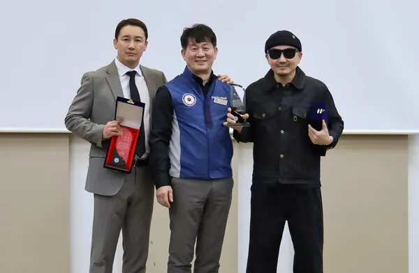 왼쪽부터 로드FC 정문홍 회장, 전국경찰직장협의회 민관기 위원장, 박상민 부대표 (사진_ROAD FC 제공)