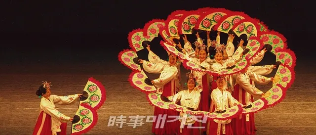 광주국악상설공연 10월 셋째주 국악한마당이 15일(화)부터 19일(토)까지 오후 5시, 광주공연마루에서 열린다.사진은 김미숙뿌리한국무용단의 공연모습이다.(사진_광주문화예술회관)