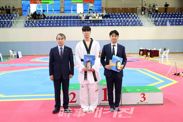 제 28회 광주5.18 민주화운동기념 시장기 전국태권도대회 남자고등부 우수선수상 한성고등학교 강동민, 지도상 전문희 지도자(사진_정연수 기자)