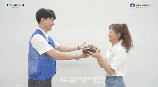 악기를 건네받는 탤런트 이지아씨(자료제공_서울생활문화센터)