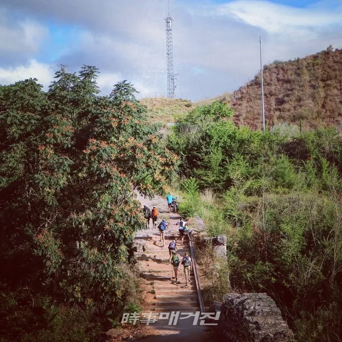 비아나 마을 가는 길. 순례길에 오른 많은 사람들이 모여 있다.(사진_산티아공)