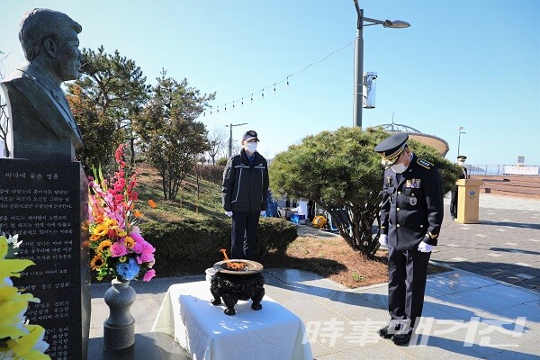 임재수 목포해양경찰서장이 故박경조 경위 흉상에 묵념하고 있다/사진=목포해양경찰서 제공