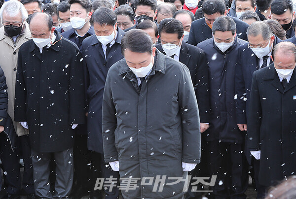 방명록 작성하는 윤석열 후보(사진_최윤규 기자)