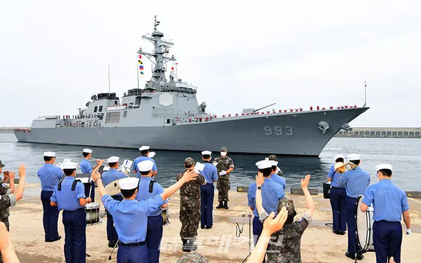 대한민국 해군 환태평양훈련(RIMPAC) 전대는 ‘2020 환태평양훈련’ 참가를 위해 7월 18일 오전 제주민군복합항에서 출항했다.사진은 해군 환태평양훈련(RIMPAC) 전대가 2020 환태평양훈련 참가를 위해 7월 18일 오전 제주민군복합항에서 출항했다. 2020 환태평양훈련에 참가하는 충무공이순신함이 장병들의 환송을 받으며 제주민군복합항에서 출항하고 있다.(사진_해군)
