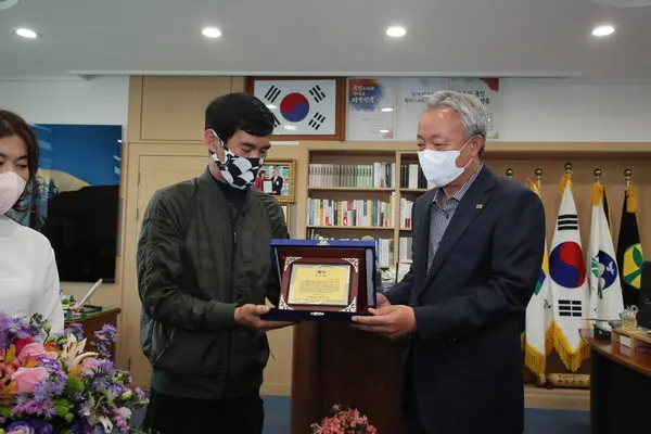 감사패 전달