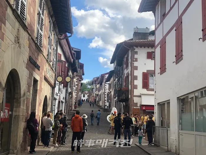 랑스 길은 프랑스 남서쪽 Saint Jean Pied de Port(생장)에서 시작하며 800㎞ 스페인 북서쪽 콤포스텔라까지 향하게 된다.(사진_산티아공)