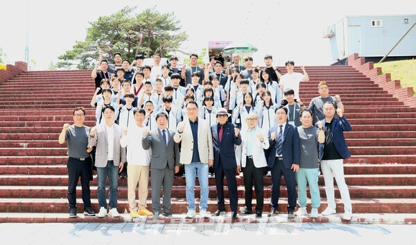 제55회 전국소년체전 마치고 경기도태권도협회 김평회장과 임원 선수들이 기념촬영을 하고 있다. (사진_이성만 기자)