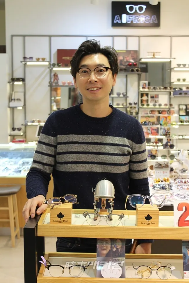 안경광학을 전공하고, 디자인에 대한 남다른 관심과 실력도 검증받은 바 있는 오준영 대표는 고객의 피부톤과 얼굴형, 눈, 입술, 코의 느낌과 귀의 위치까지도 고려하여 그에 알맞은 디자인을 선별·추천하고 있다.