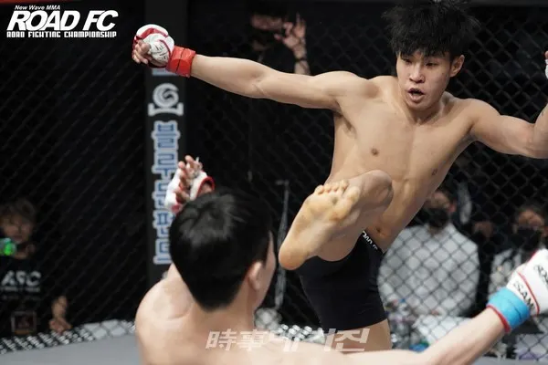 고동혁 선수의 경기 장면(사진_ROAD FC)