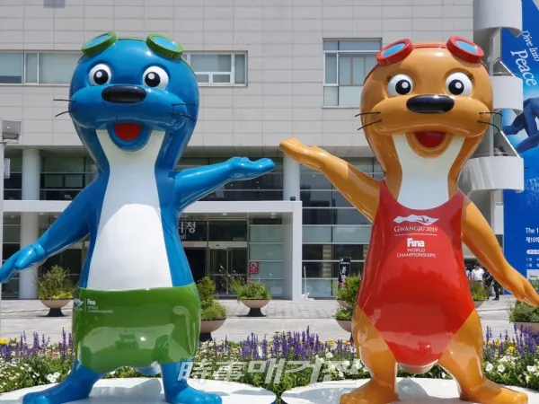 광주광역시청 앞의 2019광주세계수영선수권대회 마스코트 '수리와 달이' (사진_조은정 기자)