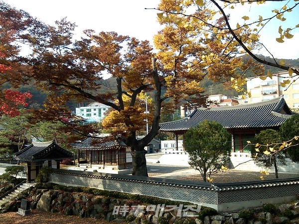 순암 안정복 선생의 ‘이택재(麗澤齋)’는 '주역'의 64괘 가운데 택괴를 설명하는 말로써 ‘두 개의 연못이 잇닿은 것’, ‘서로 이어진 두 개의 연못’, ‘서로 물을 대주어 마르는 일이 없다’는 뜻으로 ‘붕우(친구)와 더불어 강습한다’, ‘벗끼리 서로 도와 학문을 닦고 수양에 힘쓴다’는 의미를 담고 있다.