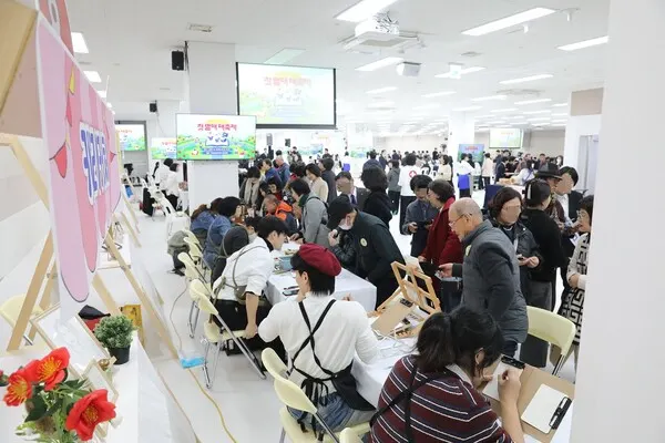 지난 22일 신천지 부산교회에서 열린 ‘오픈하우스’ 행사에서 방문객들이 준비된 체험 부스를 둘러보고 있다.(사진_신천지 부산교회)