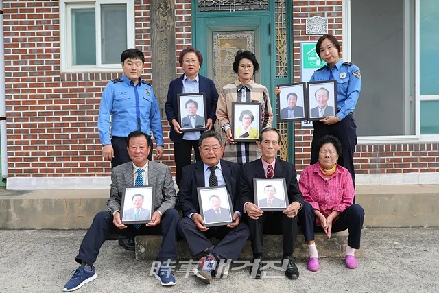 서해지방해양경찰청이 국민과 함께하는 해양경찰상 구현 및 해양주권 강화를 위해 낙도 어르신을 대상으로 한 ‘장수사진 찍어 드리기’ 행사를 개최했다.(사진_서해지방해양경찰청)