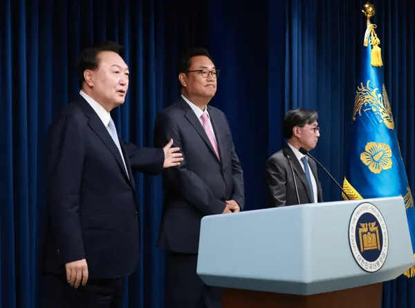 윤석열 대통령이 22일 오전 서울 용산 대통령실 청사에서 정진석 신임 비서실장을 소개하고 있다.(사진_대통령실)