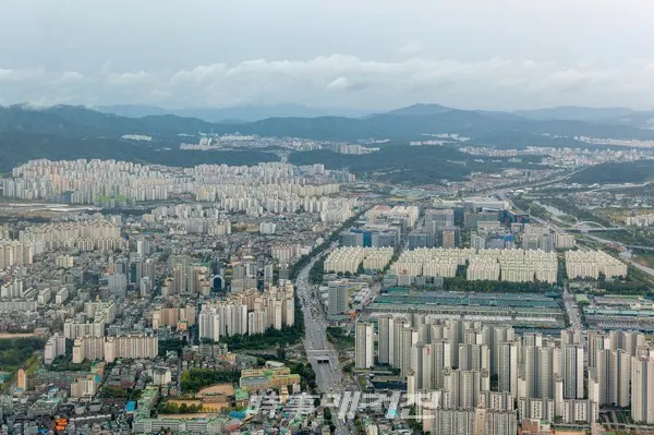 문재인 정부의 부동산 정책, 즉 공급 감소책은 실패로 끝난 참여정부의 길을 그대로 걸어가고 있다. 참여정부의 공급 감소책 효과가 극대화된 집권 4년 차인 2006년, 수도권 집값은 폭등했다. 문재인 정부도 집권 4년 차를 맞은 2020년 7월 수도권 아파트값은 폭등했고, 지금도 이어지고 있다. (사진_픽사베이)