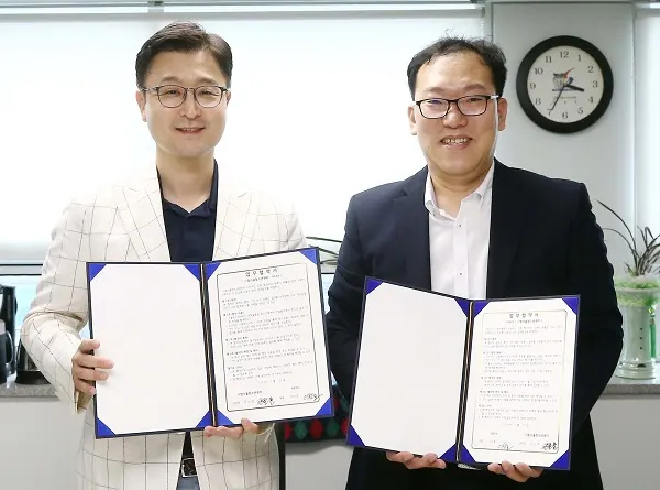 지난 23일(화) 네파의 시립서울청소년센터 제품 후원식에 참석한 네파 마케팅 본부 정동혁 전무와 시립서울청소년센터 정진문 센터장 (왼쪽부터)