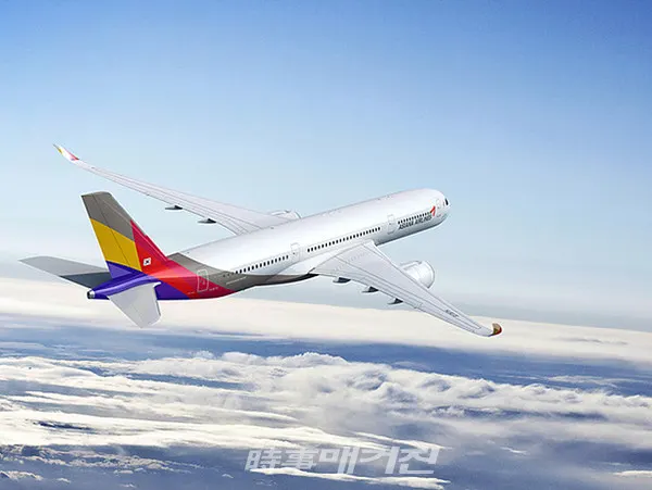 아시아나항공이  "안전운항 강화를 위한 「이∙착륙 성능 계산 어플리케이션(Take-Off and Landing performance Data Calculation)」의 자체 개발에 성공했다"고 밝혔다.사진은 운항중인 아시아나항공기 모습이다.(사진_아시아나항공)