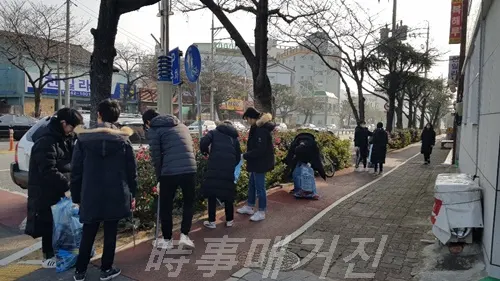 청소년 환경정화 봉사활동을 하고 있는 장면 (사진:창원시청)