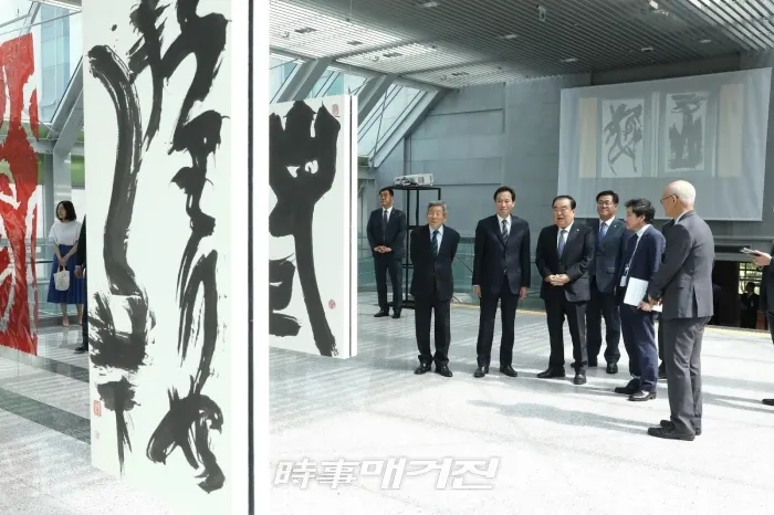 문희상 국회의장은 9월 2일 오전 국회 의원회관에서 전시 중인 ‘우석 최규명 선생 서예전’을 관람했다. 이날 관람은 우상호·송영길 의원, 유인태 국회사무총장, 이기우 의장비서실장 등이 함께했다. 우상호 국회의원 주최로 개최된 ‘우석 최규명 선생 서예전’은 의원회관 제3로비에서 4일까지 진행 예정이다.(사진_국회)