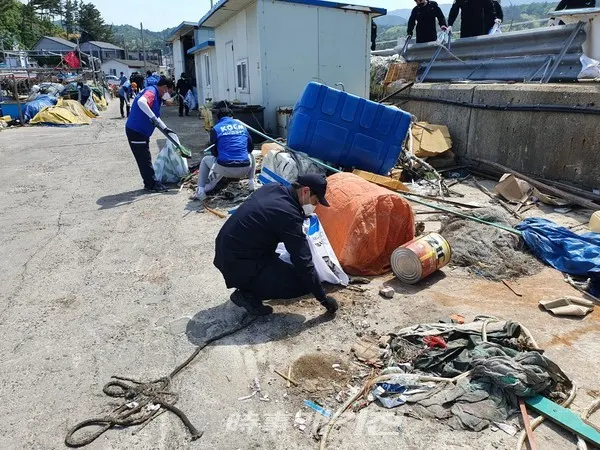 제26회 바다의날을 맞아 민·관 합동 연안정화활동을 실시하고 있다.(사진_동해해경)