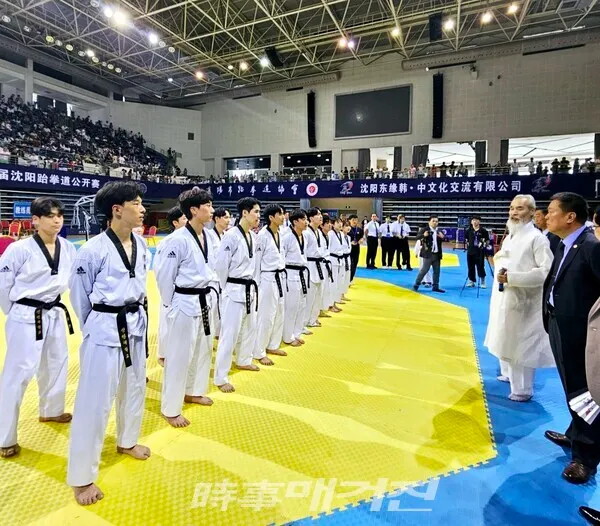 개회식 공연 후 강신철 국기원 대사범과 행사장 임원들이 신한대학교 태권도 학과 시범단들에게 격려하고 있다.(사진_이재욱 기자)