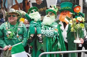 ▲ 뉴욕에서 열리는 퍼레이드 중 가장 큰 규모를 자랑하는 성 패트릭스 데이(St. Patrick’s Day) 퍼레이드가 3월17일 맨해튼에서 펼쳐졌다. 이날 뉴욕 거리는 네잎 클로버 장식과 함께 아일랜드 국기를 상징하는 초록의 빛깔로 물들었다.
