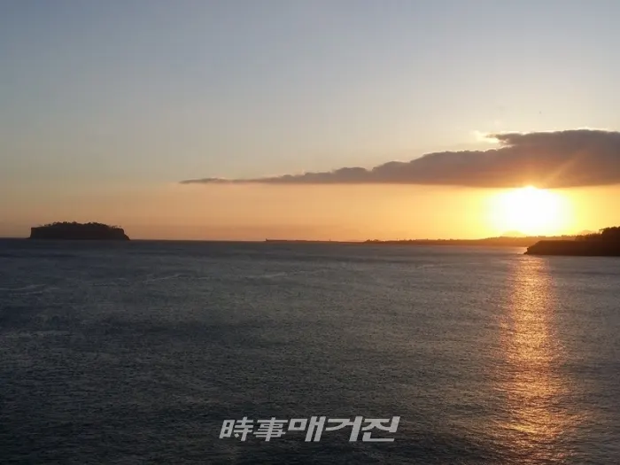 서귀포 앞바다의 범섬과 석양(사진_시사매거진)
