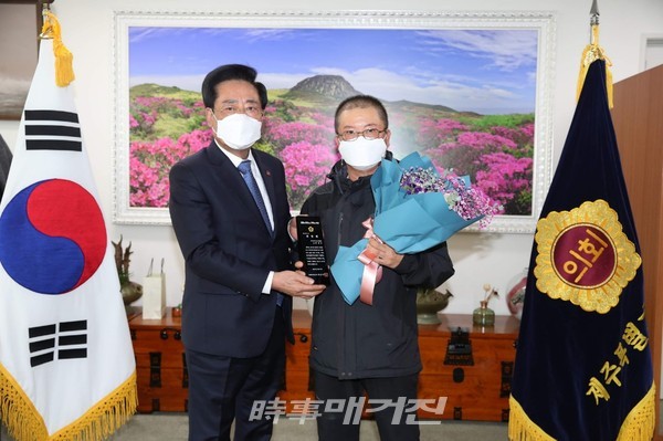 좌남수 제주도의회 의장과  박성두 회원이 기념 촬영을 하고 있다