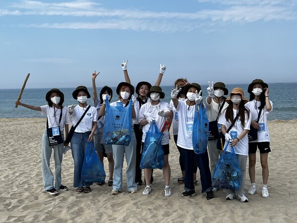 LG생활건강 글로벌에코리더 YOUTH는 3일 동해 망상해변에서 플라스틱 심각성 알리는 비치코밍 캠페인을 진행했다