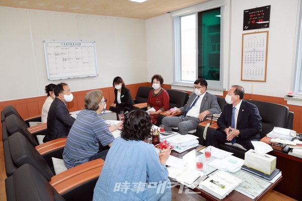 진안군의회는 소속 상임위원회와 관계없이 관심 있는 분야에 정책개발를 할 수 있도록 2개의 의원연구회를 결성했다.(사진-진안군의회)