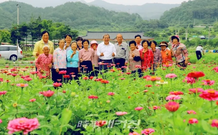 고달면 목동마을 ‘행복한 마을 꽃길’에 유근기 곡성군수가 방문해 참여 주민들과 포즈를 취하고 있다. (사진_곡성군청)