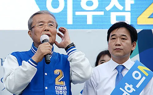 ▲ 김종인 더불어민주당 비상대책위원회 대표가 4.13 총선을 엿새 앞둔 7일 오후 충북 제천시 풍양로 신화당약국 앞에서 제천단양 이후삼 후보 지원유세를 하고 있다.
